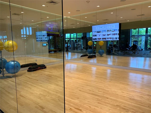 16385 Biscayne Blvd # 2420, North Miami Beach FL 33160