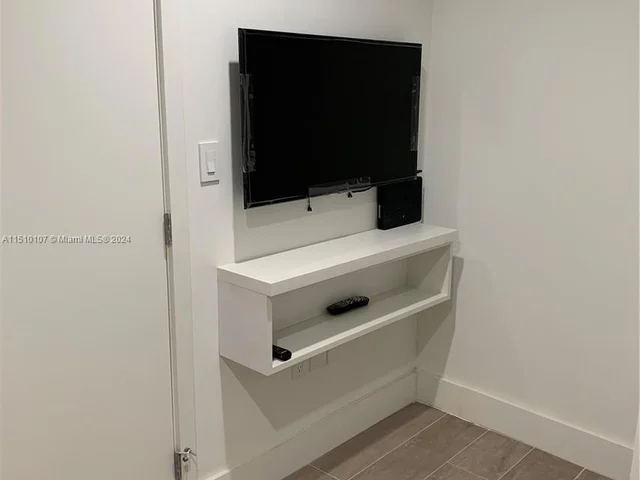 16385 Biscayne Blvd # 2420, North Miami Beach FL 33160