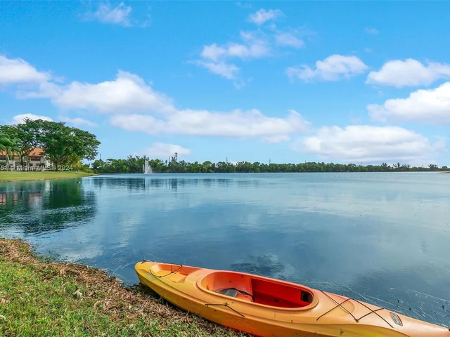 305 Liberty Ct, Deerfield Beach FL 33442