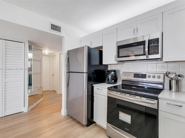 305 Liberty Ct, Deerfield Beach FL 33442