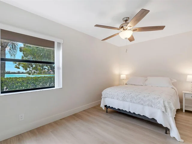 305 Liberty Ct, Deerfield Beach FL 33442