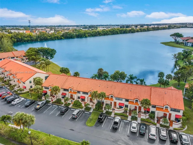 305 Liberty Ct, Deerfield Beach FL 33442