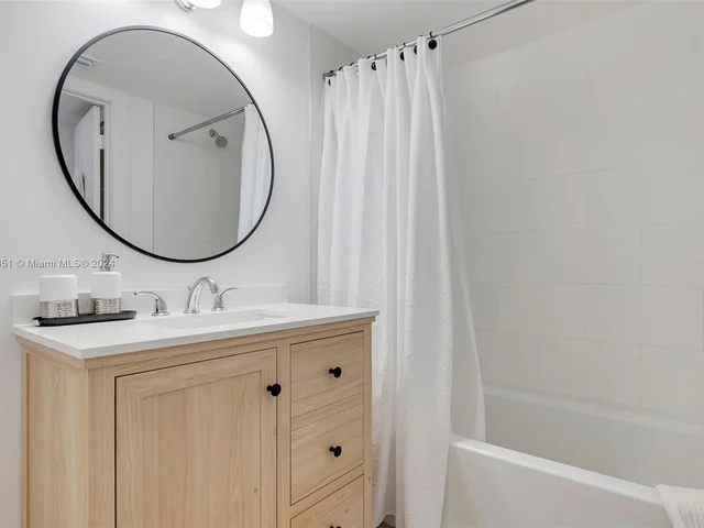 305 Liberty Ct, Deerfield Beach FL 33442