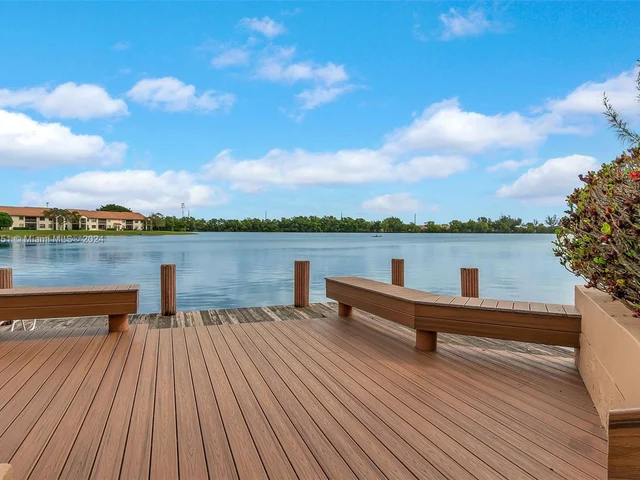 305 Liberty Ct, Deerfield Beach FL 33442