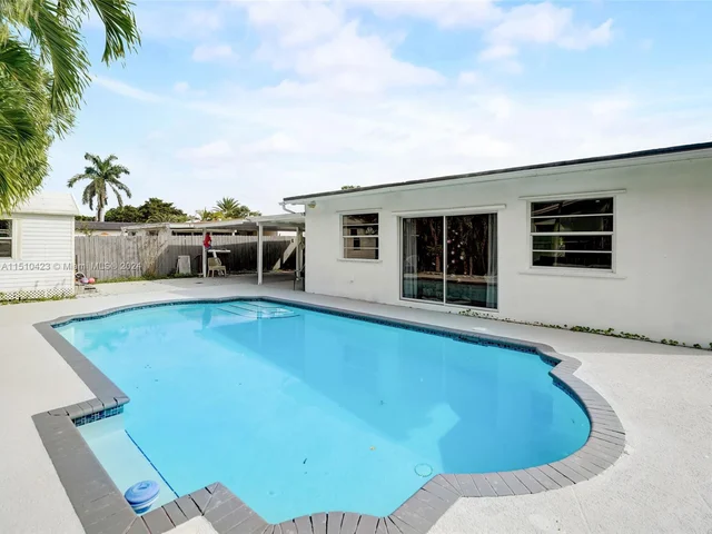 17500 NW 85th Ave, Hialeah FL 33015