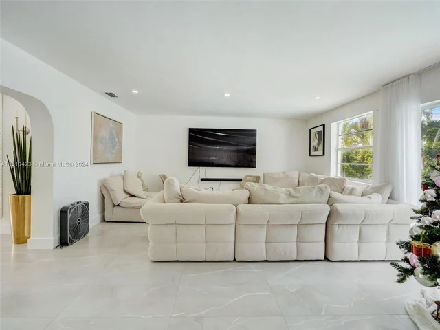 17500 NW 85th Ave, Hialeah FL 33015