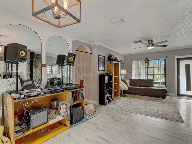 6961 Scott St, Hollywood FL 33024