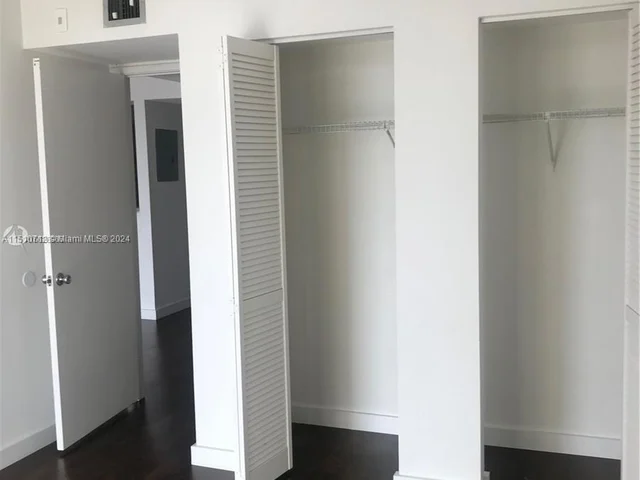 501 SW 1st St # 412, Miami FL 33130