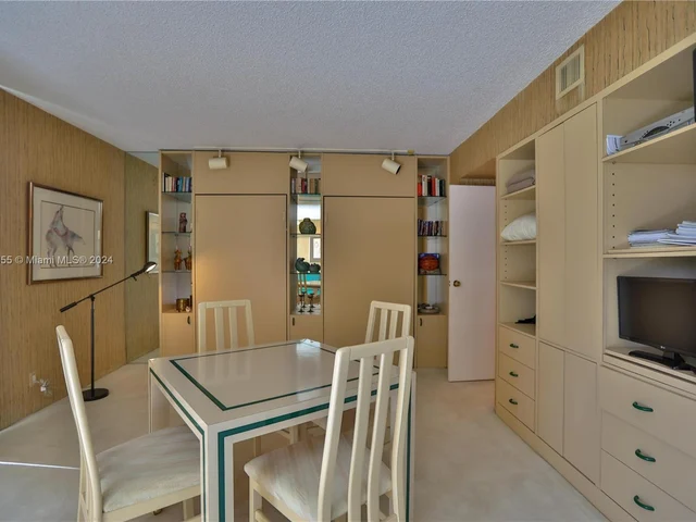 100 Bayview Dr # 424, Sunny Isles Beach FL 33160