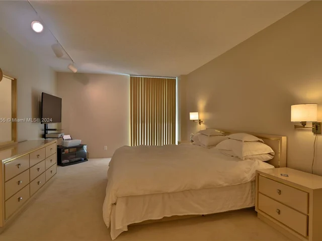 100 Bayview Dr # 424, Sunny Isles Beach FL 33160