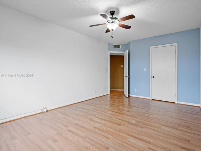 8290 Lake Dr # 307, Doral FL 33166