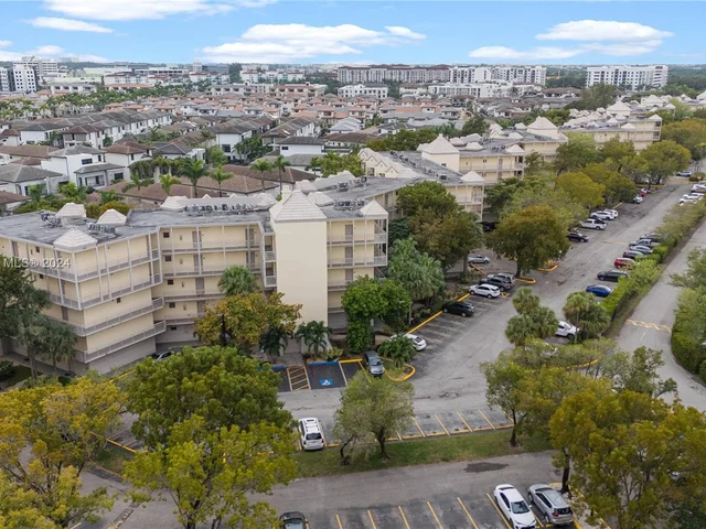 8290 Lake Dr # 307, Doral FL 33166