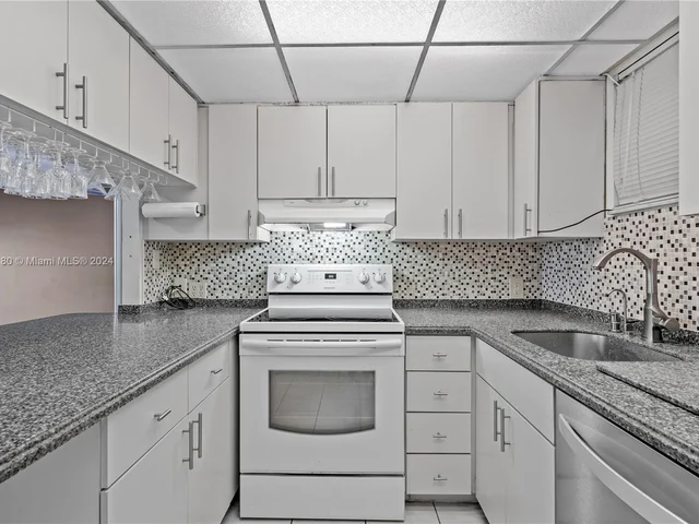 8290 Lake Dr # 307, Doral FL 33166