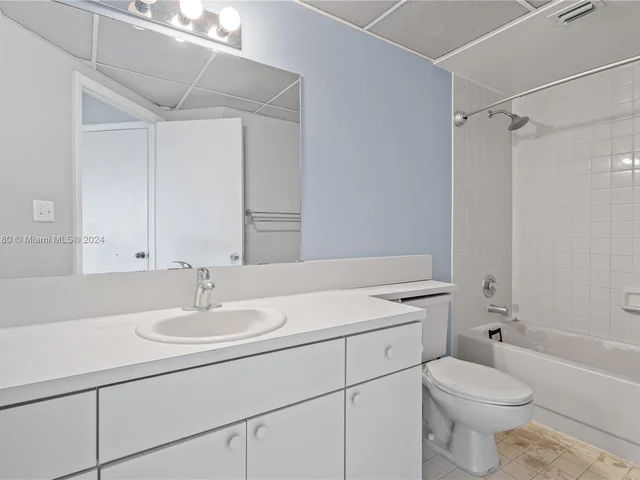 8290 Lake Dr # 307, Doral FL 33166