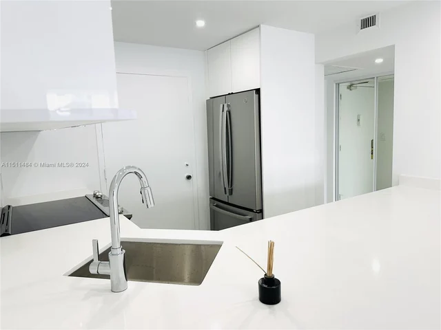 345 Ocean Dr # 610, Miami Beach FL 33139