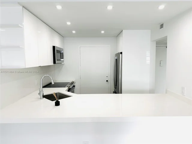 345 Ocean Dr # 610, Miami Beach FL 33139