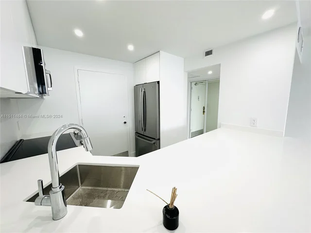 345 Ocean Dr # 610, Miami Beach FL 33139