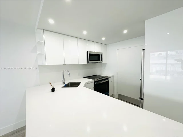 345 Ocean Dr # 610, Miami Beach FL 33139