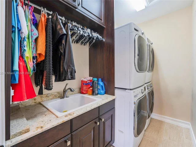 9015 Vista Way, Parkland FL 33076