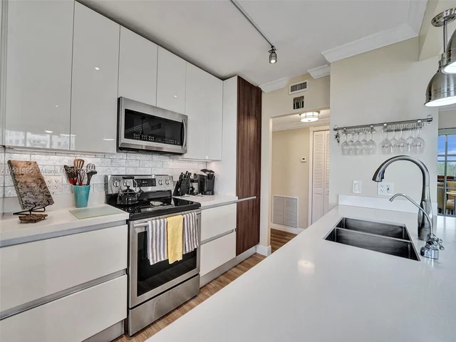 4200 Hillcrest Dr # 619, Hollywood FL 33021