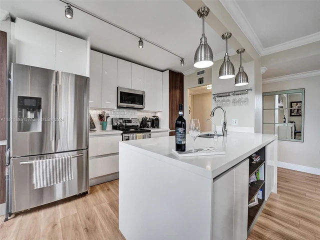 4200 Hillcrest Dr # 619, Hollywood FL 33021