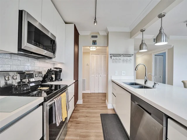 4200 Hillcrest Dr # 619, Hollywood FL 33021