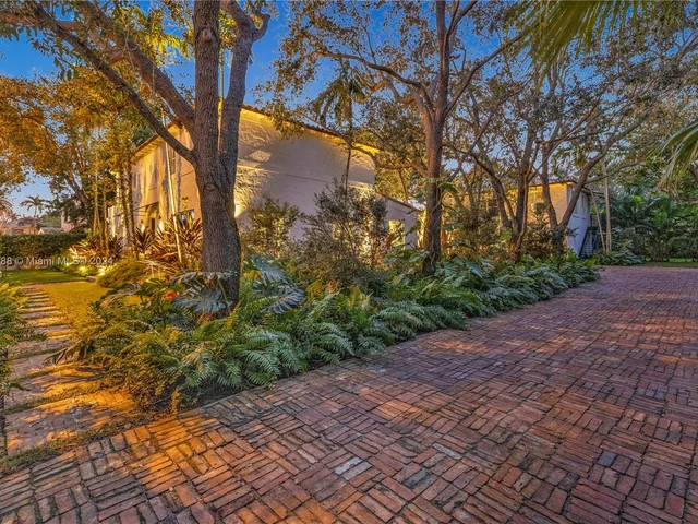 5812 Alton Rd, Miami Beach FL 33140