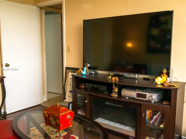 900 Saint Charles Pl, Pembroke Pines FL 33026