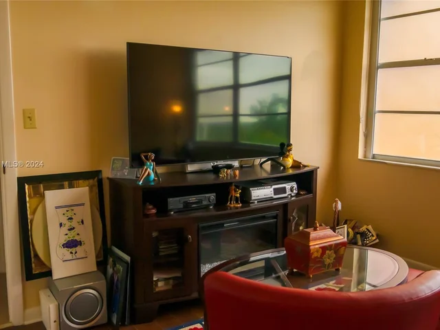 900 Saint Charles Pl, Pembroke Pines FL 33026