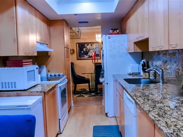 900 Saint Charles Pl, Pembroke Pines FL 33026