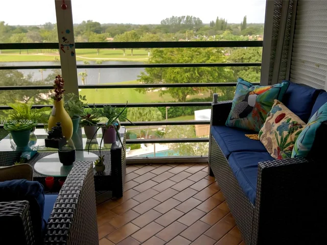 900 Saint Charles Pl, Pembroke Pines FL 33026