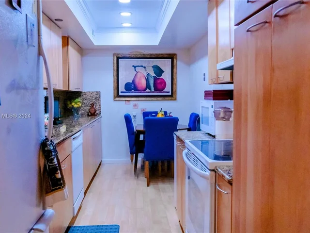 900 Saint Charles Pl, Pembroke Pines FL 33026