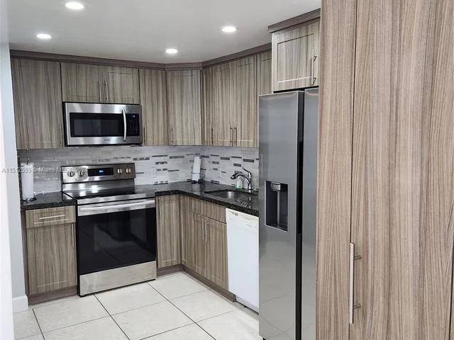 3375 N Country Club Dr # 304, Aventura FL 33180