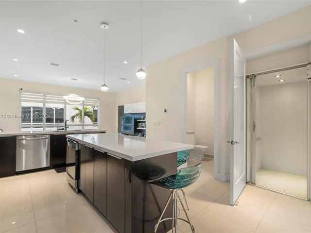 6671 NW 105th Ave, Doral FL 33178