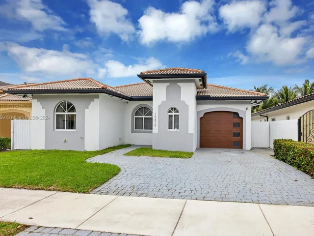 15619 SW 14th St, Miami FL 33194