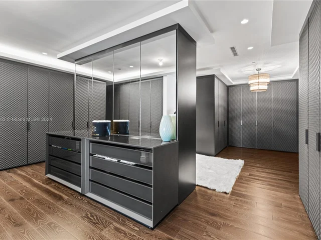 17901 COLLINS, Sunny Isles Beach FL 33160