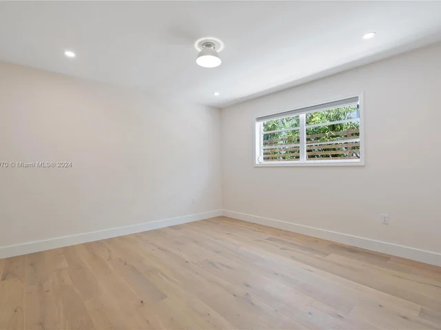 1033 W 47th St, Miami Beach FL 33140