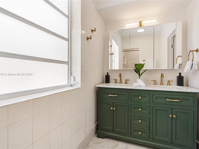 1033 W 47th St, Miami Beach FL 33140