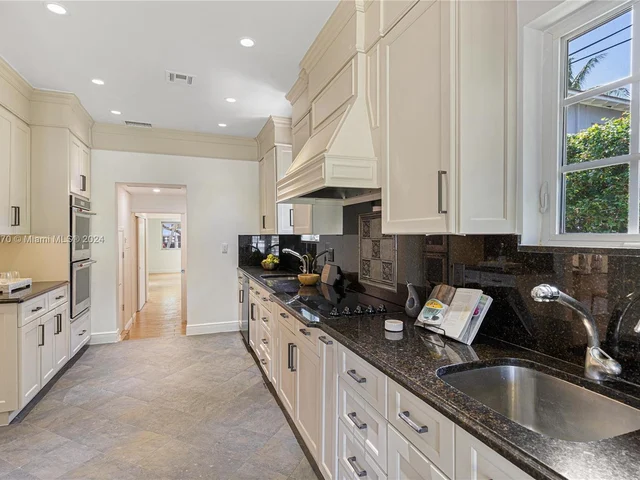 1033 W 47th St, Miami Beach FL 33140