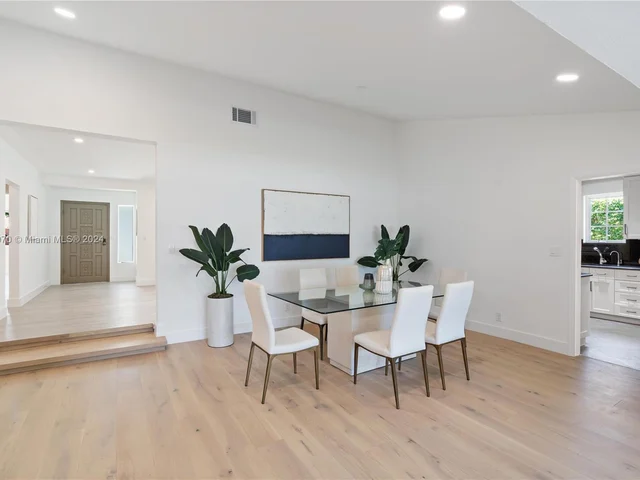 1033 W 47th St, Miami Beach FL 33140