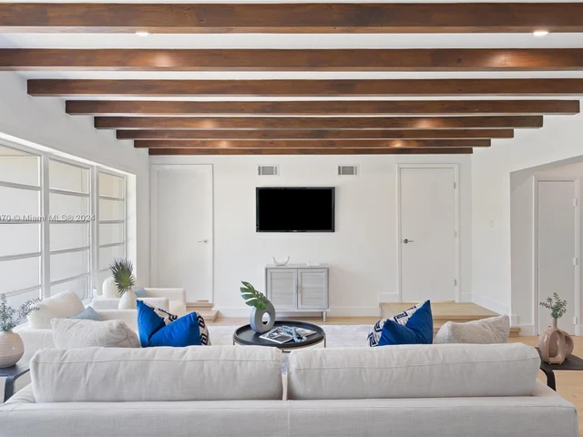 1033 W 47th St, Miami Beach FL 33140