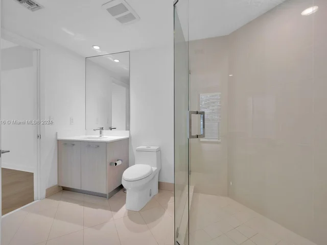 45 SW 9th St # 2101, Miami FL 33130