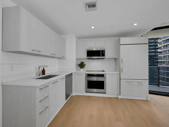 45 SW 9th St # 2101, Miami FL 33130