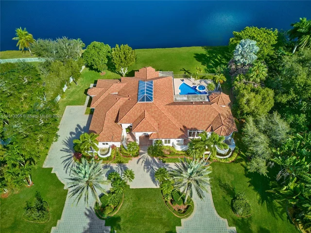 2939 Paddock Ln, Weston FL 33331