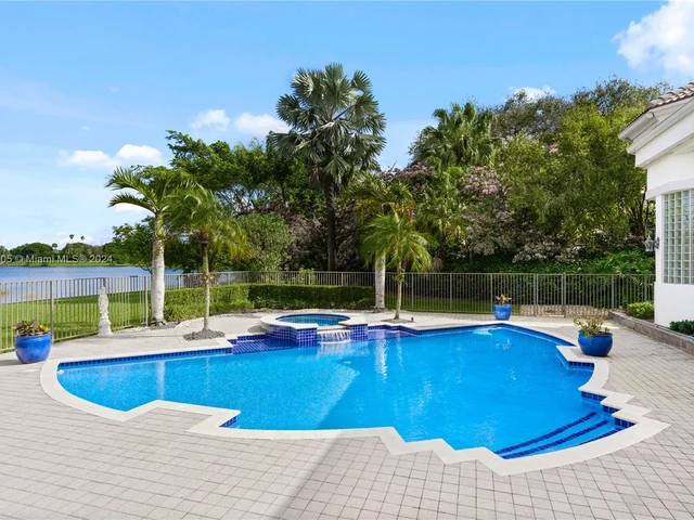 2939 Paddock Ln, Weston FL 33331