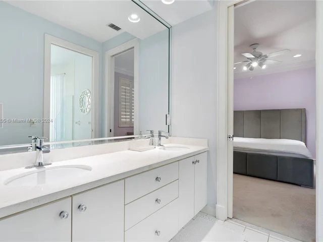 2939 Paddock Ln, Weston FL 33331