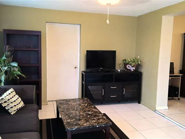 2437 NW 98th St, Miami FL 33147