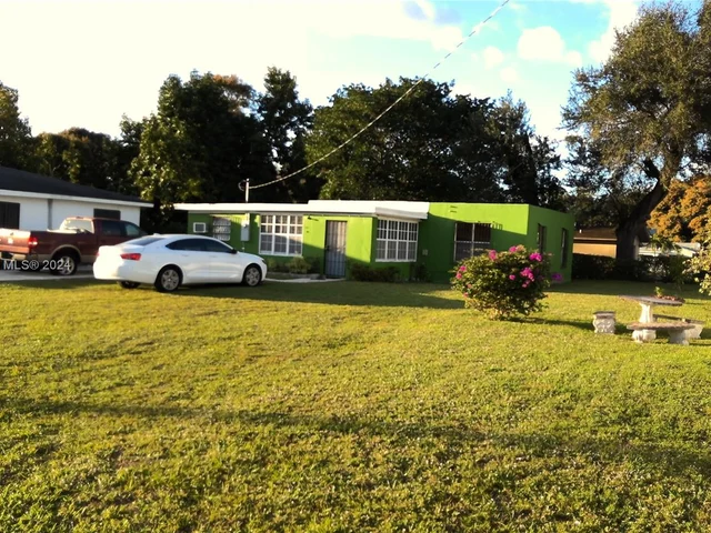 2437 NW 98th St, Miami FL 33147