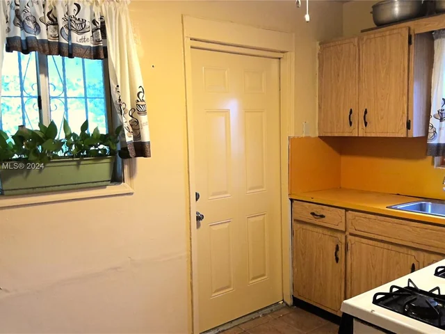 2437 NW 98th St, Miami FL 33147