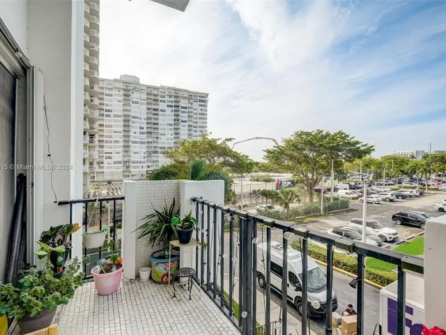 2750 NE 183rd St # 304, Aventura FL 33160